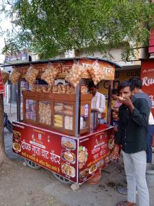 Deepak Gupta Chaat Centre 2